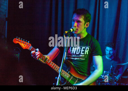 La combustione del legno selvaggi sono un frenetico punk rock band da Derry City, Irlanda del Nord. Con impulsi di riff e un politico sharp edge, essi sono spesso paragonati a manic street Predicatori, il futuro della sinistra e regine dell'età della pietra. La band è stata lodata per la loro frenesia spettacoli dal vivo, ogni notte servire un full-blooded cocktail di repentine chitarre e inni delirante. Con ciascuna traccia la combustione del legno selvaggi condividi grintoso real-life racconti di disinganno e di indignazione, dando voce a una generazione più emarginati e divisa che mai prima. Paul Connolly lead vocals. Foto Stock