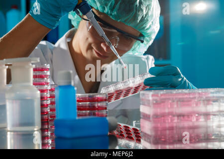 Tecnico femminile nel laboratorio di genetica - reprogenetics Foto Stock