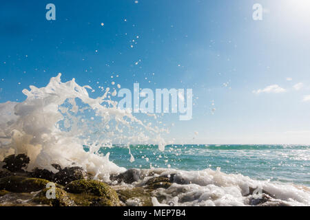 Le raffiche delle onde del mare, scoppio d'onda su roccia Foto Stock