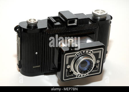 L'Ultra Fex è una bachelite nera fotocamera realizzata in Francia da Fex/Indo, circa 1946-66. Essa produce 6x9cm le immagini sulla pellicola 120. Foto Stock