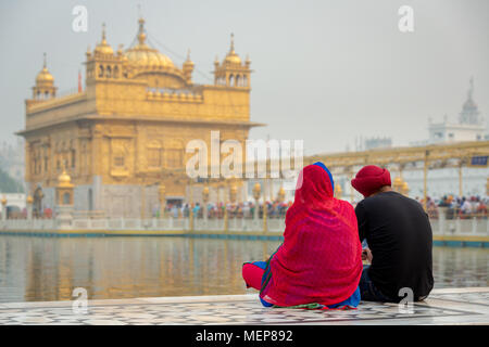 Un paio di pellegrini Sikh in appoggio di fronte al Tempio d'oro, Amritsar Punjab, Nord India, India Foto Stock