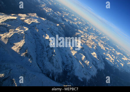 Sorvolo del massiccio del Monte Bianco avvicinando Ginevra (Genève) Foto Stock