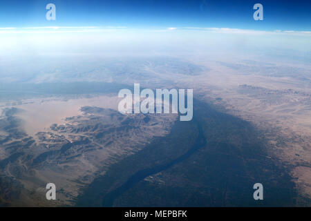 Vista aerea della Valle dei Re e il fiume Nilo piegare nei pressi di Luxor, Egitto Foto Stock