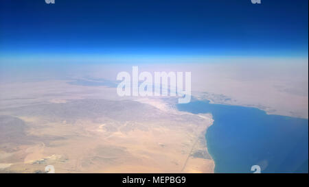 Vista aerea del Golfo di Suez, la parte meridionale del Canale di Suez e il Grande Lago Amaro in Egitto Foto Stock