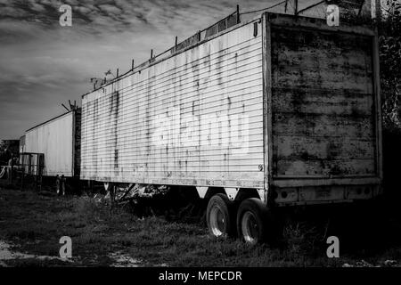 Un vecchio rimorchio/carrello trovato abbandonato vicino a paintball arena. Foto Stock