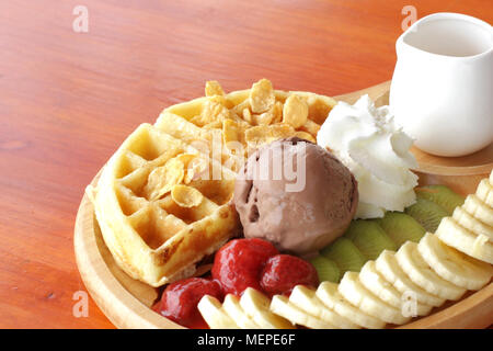 Waffle belga dessert, waffle e gelato al cioccolato con frutta fresca e sciroppo Foto Stock