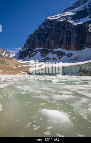 Il lago glaciale di seguito Mt. Edith Cavell, Jasper National Park, Alberta, Canada Foto Stock