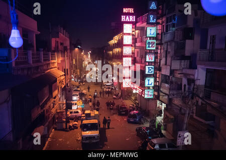 NEW DELHI, India - 8 gennaio 2018: Indiano trafficata strada del mercato di New Delhi, India. Night Bazaar Principale vista superiore Foto Stock