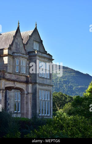 Angolo del grande mansion house nel verde circostante. Foto Stock