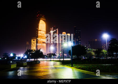 Abu Dhabi paesaggio urbano moderno vista dal Corniche di notte Foto Stock