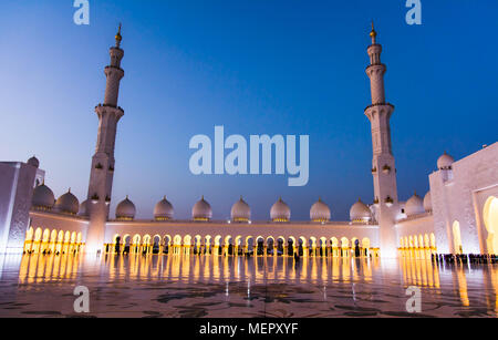 Grande Moschea di Abu Dhabi al blue ora vista panoramica Foto Stock