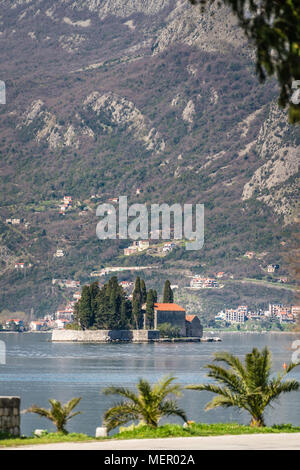 Piccola chiesa di San Georges isola nella baia di Kotor come visto dalla riva in città Perast, Montenegro Foto Stock