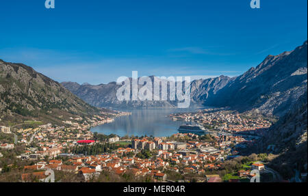 Panorama mozzafiato della Baia di Kotor in Montenegro come visto dalla strada al parco nazionale di Lovcen Foto Stock