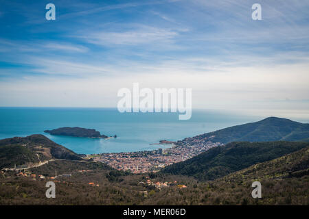 Panorama della popolare località di villeggiatura Budva sulla costa adriatica del Montenegro Foto Stock