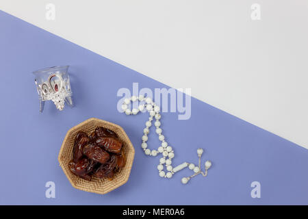 Table top visualizza immagine aerea di decorazione Ramadan Kareem holiday sfondo.piatto data di laici nel cestino di legno con rosario & lanterna.oggetto essenziale su mod Foto Stock
