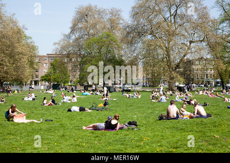 Persone che giace sul Clapham Common sul caldo giorno di primavera - London REGNO UNITO Foto Stock