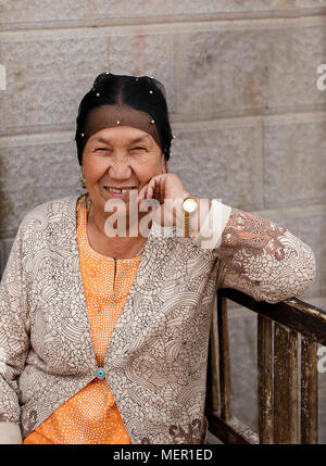 Hotan,Cina - Ottobre 03,2017: donna uigura vende la sua merce nel mercato locale su ottobre 03, Cina. Foto Stock