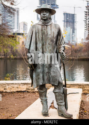 AUSTIN, Texas - 30 dicembre 2017: Statua di Stevie Ray Vaughan situato all'intersezione di Town Lake trekking e bike trail downtown. Foto Stock