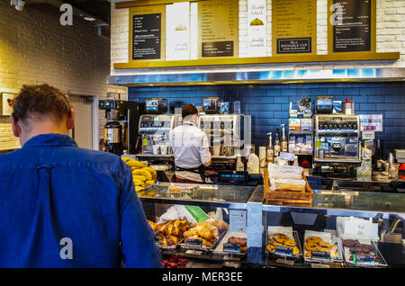 Pret a Manger contatore - i clienti ordinano un caffè a un Pret a Manger sandwich e coffee shop Foto Stock