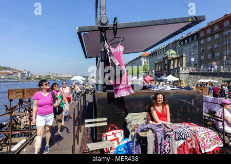 Gente sul mercatino delle pulci, mercato agricolo Naplavka, Praga, Repubblica Ceca Moldava a Praga Foto Stock