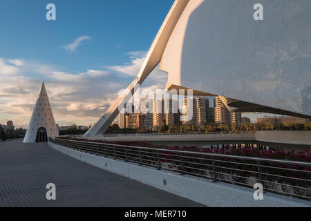 Valencia skyline , caratterizzate da alti edifici visto attraverso il Palazzo delle Arti Reina Sofia, Città delle Arti e delle Scienze di Valencia, Spagna. Foto Stock