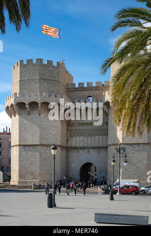 Torres de Serranos (Serrans Gate o Torre), uno di 12 porte che faceva parte delle antiche mura della città di Valencia, Spagna. Foto Stock