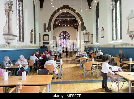 Cafe dentro la chiesa di San Nicola centro comunitario, comporre Lane, Ipswich, Suffolk, Inghilterra, Regno Unito Foto Stock