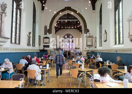 Cafe dentro la chiesa di San Nicola centro comunitario, comporre Lane, Ipswich, Suffolk, Inghilterra, Regno Unito Foto Stock