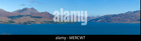 Vista panoramica attraverso il suono di Skye alle montagne delle Highlands Scozzesi intorno Knoydart, Loch Hourn, Lochalsh e Lochaber, Scotland, Regno Unito Foto Stock