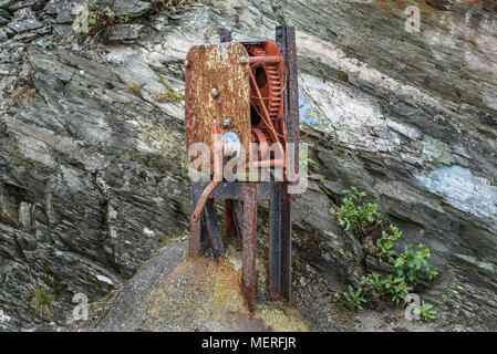 Vecchia barca arrugginito argano a Cemaes Bay , Anglesey, Galles. Foto Stock