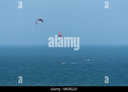 Due kite surfers al largo della costa di Blyth nel Northumberland Foto Stock