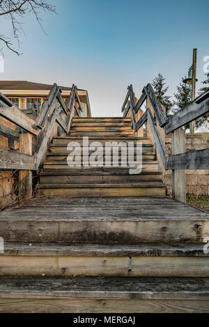 Scale di legno all'aperto Foto Stock