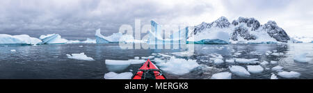 Vista panoramica del kayak nel cimitero di iceberg in Antartide, incredibile POV panorama con vista del mare e del ghiaccio, Penisola Antartica Foto Stock