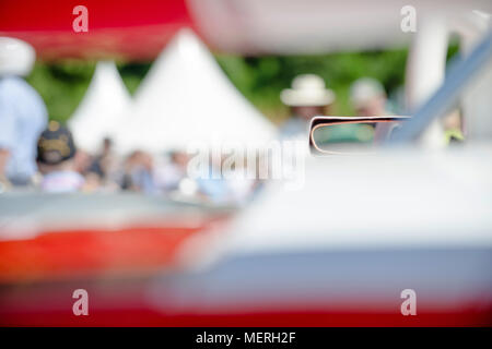 Abstract automobili classiche foto: rosso auto classica con azione e di persone in fossa per la grande gara, immagine sfocata con focus su specchietto retrovisore Foto Stock