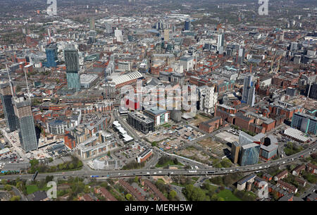 Vista aerea del Manchester City Centre da sopra la A57(M), Aprile 2018 Foto Stock