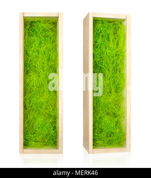 Aprire una scatola di legno per la vite riempita con verde decorativo sisal. Isolato su bianco. Percorso incluso. Foto Stock
