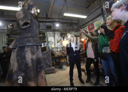 È sotto embargo per 0001 Martedì 24 Aprile (da sinistra a destra) Sindaco di Londra Sadiq Khan, Caroline Criado-Perez, artista Gillian indossa, vice sindaco per la cultura e le industrie creative Justine Simons, e tecnico Chloe Hughes durante una visita a AB Arte Fonderia, nella zona est di Londra, per vedere gli ultimi ritocchi ad una statua del leader suffragist Millicent Fawcett prima della sua inaugurazione in piazza del Parlamento. Foto Stock