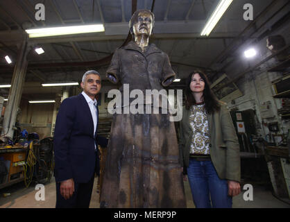 È sotto embargo per 0001 Martedì 24 Aprile sindaco di Londra Sadiq Khan con l'artista Gillian indossando - Chi ha progettato la statua - durante una visita a AB Arte Fonderia, nella zona est di Londra, per vedere gli ultimi ritocchi ad una statua del leader suffragist Millicent Fawcett prima della sua inaugurazione in piazza del Parlamento. Foto Stock