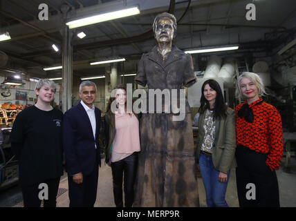 È sotto embargo per 0001 Martedì 24 Aprile (da sinistra a destra) tecnico Chloe Hughes, sindaco di Londra Sadiq Khan, Caroline Criado-Perez, artista Gillian indossa, e vice sindaco per la cultura e le industrie creative Justine Simons, durante una visita a AB Arte Fonderia, nella zona est di Londra, per vedere gli ultimi ritocchi ad una statua del leader suffragist Millicent Fawcett prima della sua inaugurazione in piazza del Parlamento. Foto Stock