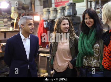 È sotto embargo per 0001 Martedì 24 Aprile (da sinistra a destra) Sindaco di Londra Sadiq Khan, Caroline Criado-Perez, e l'artista Gillian indossa durante una visita a AB Arte Fonderia, nella zona est di Londra, per vedere gli ultimi ritocchi ad una statua del leader suffragist Millicent Fawcett prima della sua inaugurazione in piazza del Parlamento. Foto Stock