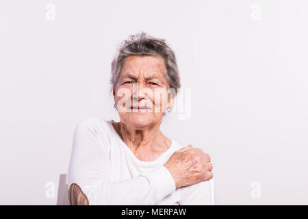 Studio ritratto di una donna senior nel dolore. Foto Stock