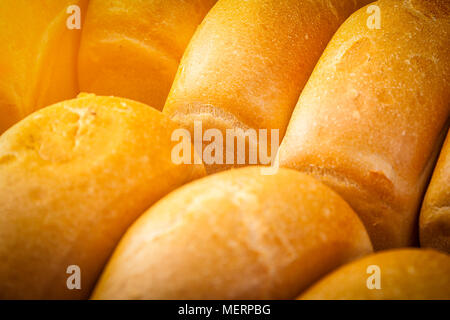 Close-up di fresca pane bianco in rotoli sorge anche in righe in una panetteria Foto Stock