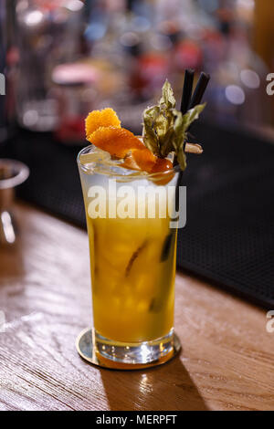Fresco cocktail con arancia e zenzero servito sul bancone del bar Foto Stock