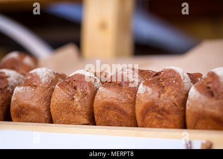 Close-up di fresca pane nero in una panetteria, focacce fresche Foto Stock