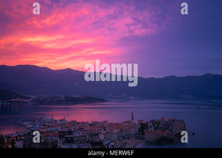 Alba sopra il popolare località di villeggiatura Budva sulla costa adriatica del Montenegro Foto Stock