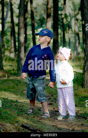 Il fratello maggiore con i suoi due anni di suor passeggiate nella foresta mistica. Foto Stock