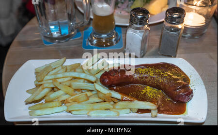 Currywurst con patatine fritte, Germania Foto Stock