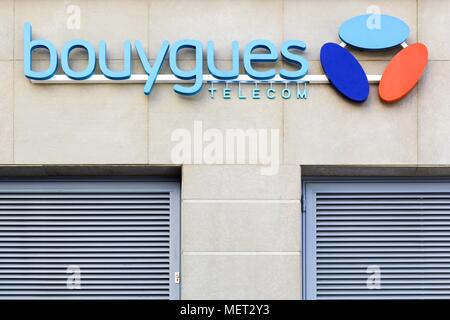 Lione, Francia - Agosto 15, 2016: Bouygues Telecom logo sulla parete di un negozio. Bouygues Telecom è un francese di telefono mobile e il provider di servizi Internet Foto Stock