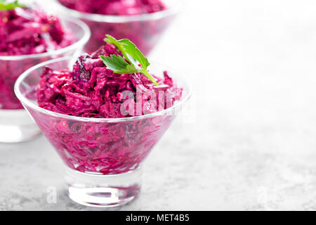 Insalata di barbabietole. Insalata di bollito di barbabietole. La barbabietola rossa con insalata di potare le noci e la panna acida su sfondo bianco Foto Stock