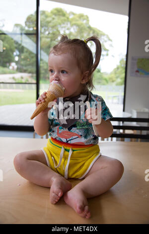 13 mesi di mangiare un gelato Foto Stock